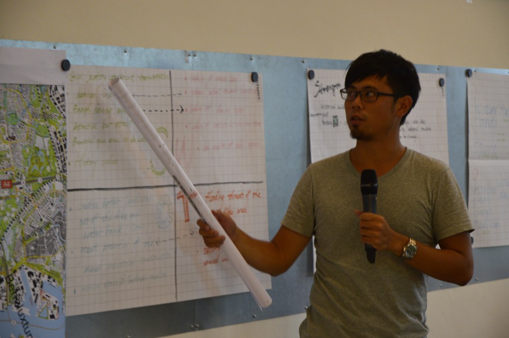 Student makes a presentation at the Summer School.